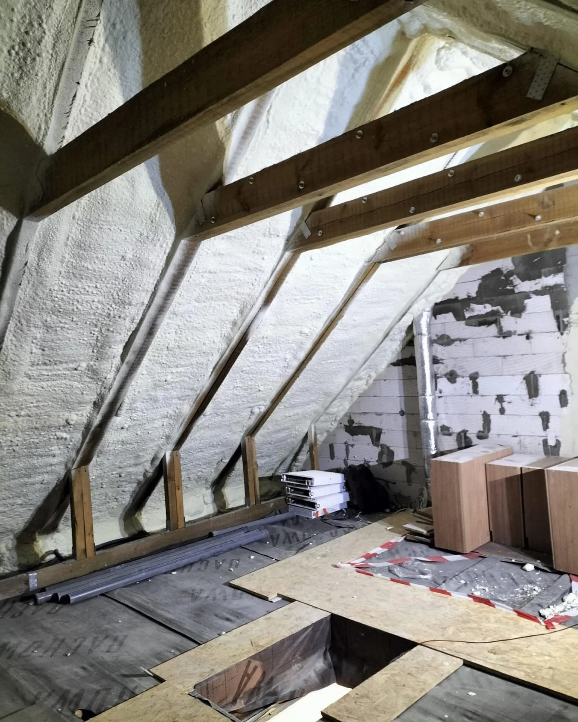 Klimatyzacja na poddaszu: Jak piana PUR drastycznie obniża rachunki za prąd?